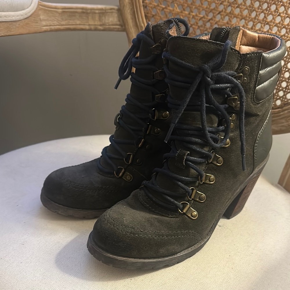 Stylish Black Lace-Up Women's Boots